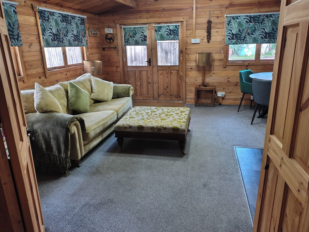 Forest Cabin Retreat-sleeps 2-garden, Wifi, Trails