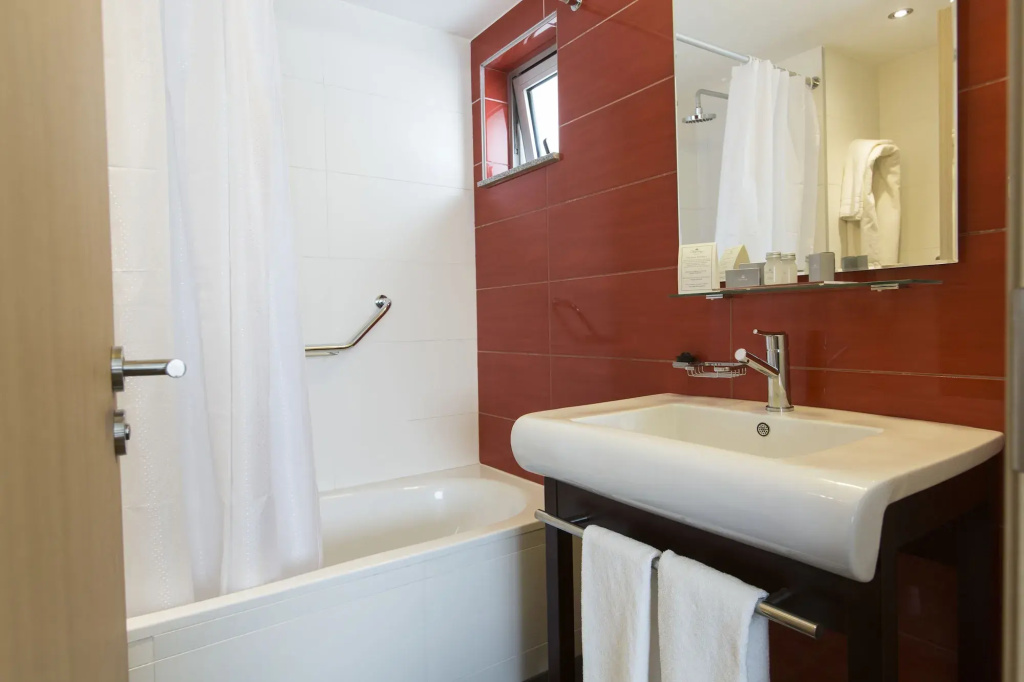 Regency Way Montevideo Hotel