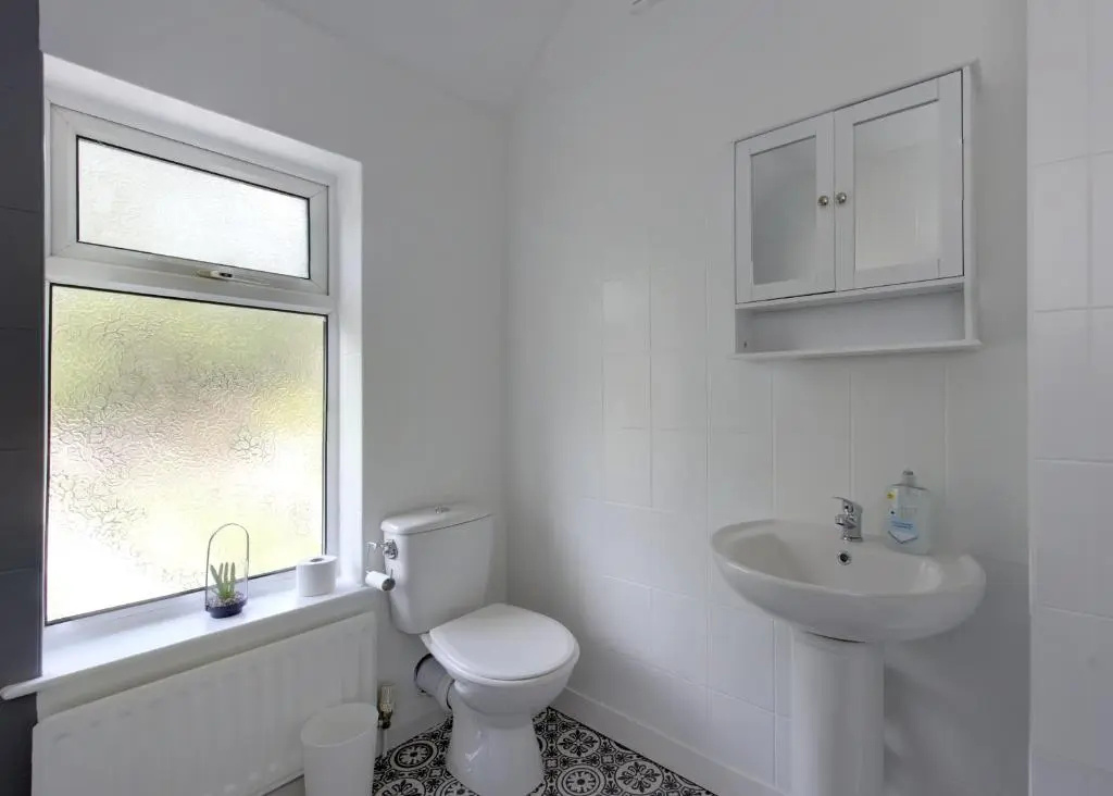 Birmingham Contractor House sleeps 8 Private Garden near M6 Motorway Business Wi-FI and Netflix