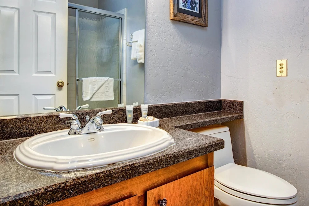 3BR 2BA Cozy Park City Condo by RedAwning