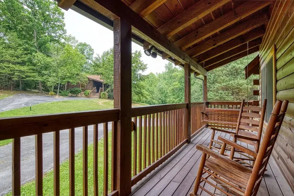 ER66 - Lil' Bit of Heaven - Great location, Close to all the action! cabin
