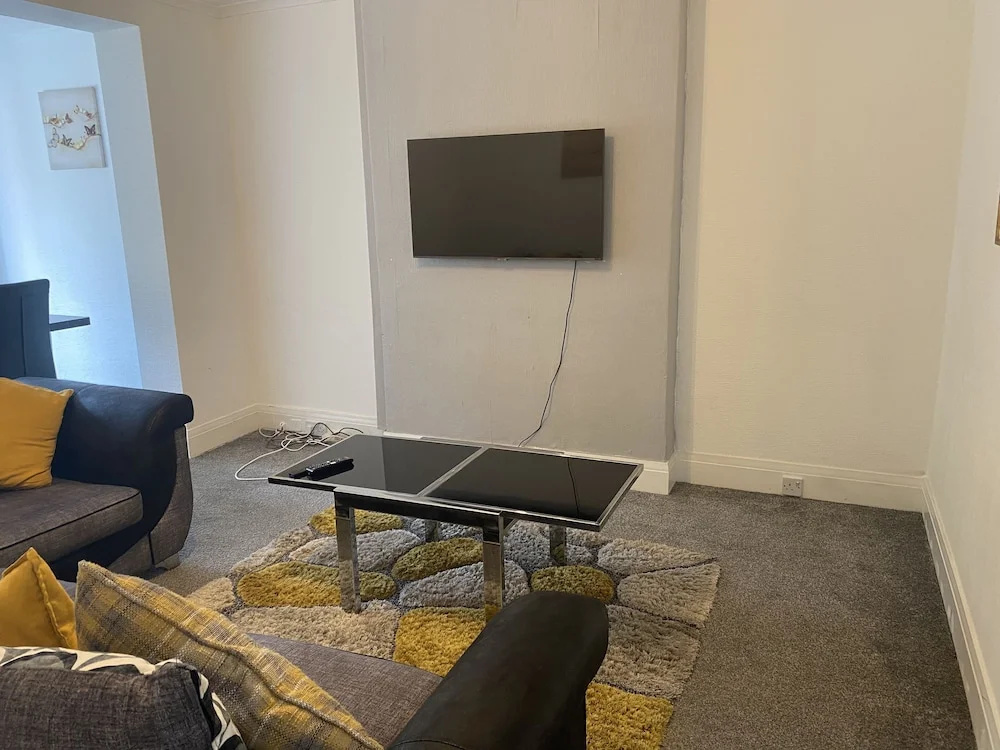 The 5 bed House With Spacious Rooms and Lounge