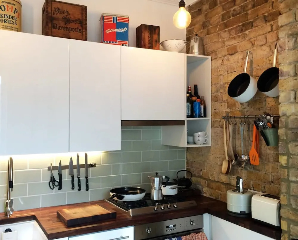 Beautiful Canalside 1-bedroom Flat With Terrace