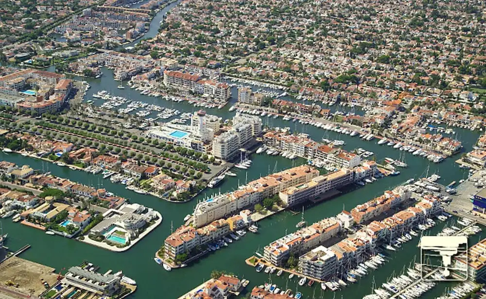 Apartment with 2 Bedrooms in Roses, with Wonderful City View, Pool Access, Furnished Terrace - 1 Km From the Beach