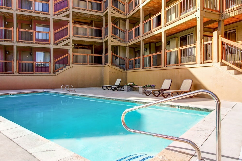 Spacious Modern With Private Saltwater Pool 1 Bedroom Condo