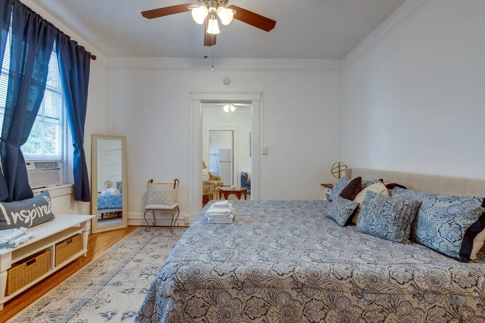 Walkable Savannah Escape in Historic District!