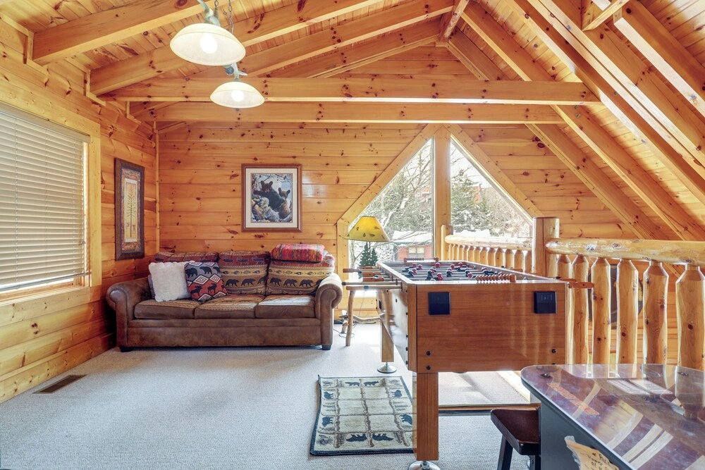 Family Haven w/ Hot Tub! 5 Mi to Dtwn Pigeon Forge