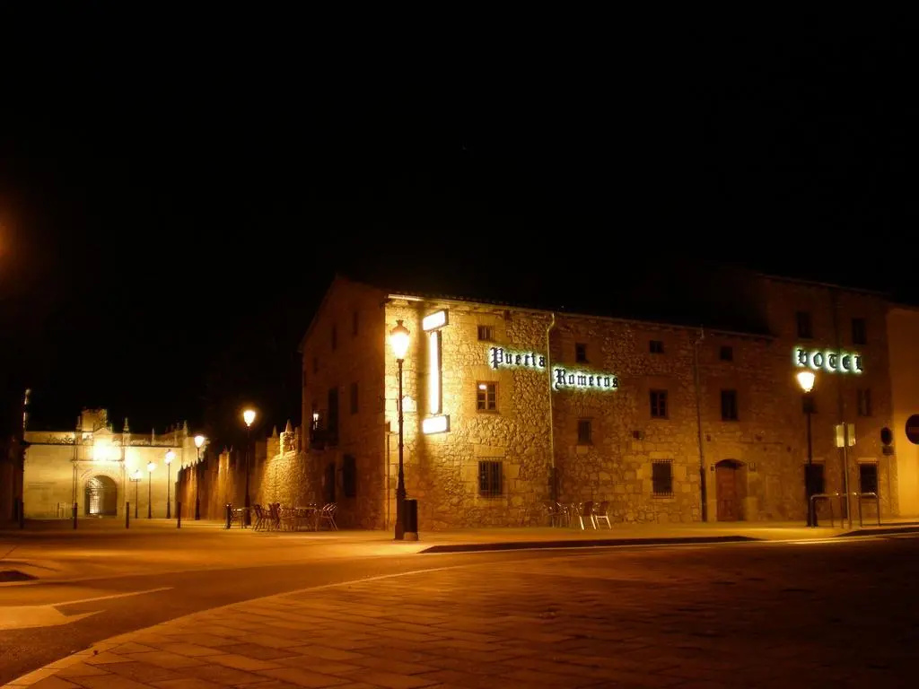 Hotel Puerta Romeros