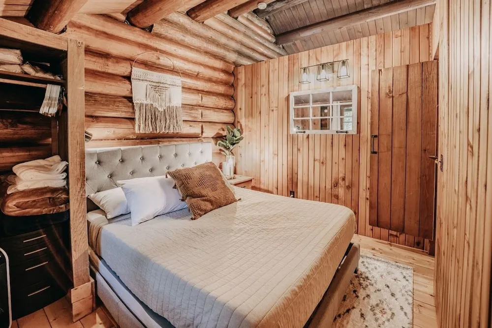76gs - Genuine Log Cabin - Wifi - Pets Ok - Sleeps 4 2 Bedroom Home by RedAwning