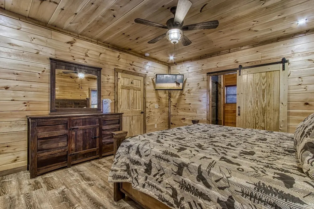 Ern805- Bearly Believe It! - Great Location! Close To Town And All The Action! 3 Bedroom Cabin by RedAwning