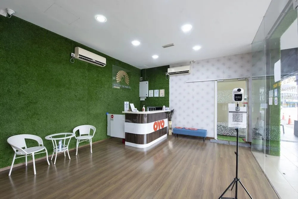 OYO 90231 Hotel By The Park Plt