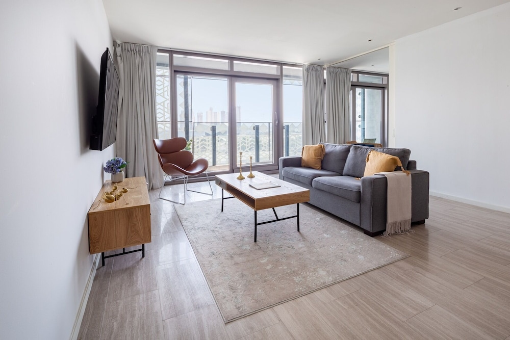 Superb And Modern 1BR on a Premier Waterfront Location!