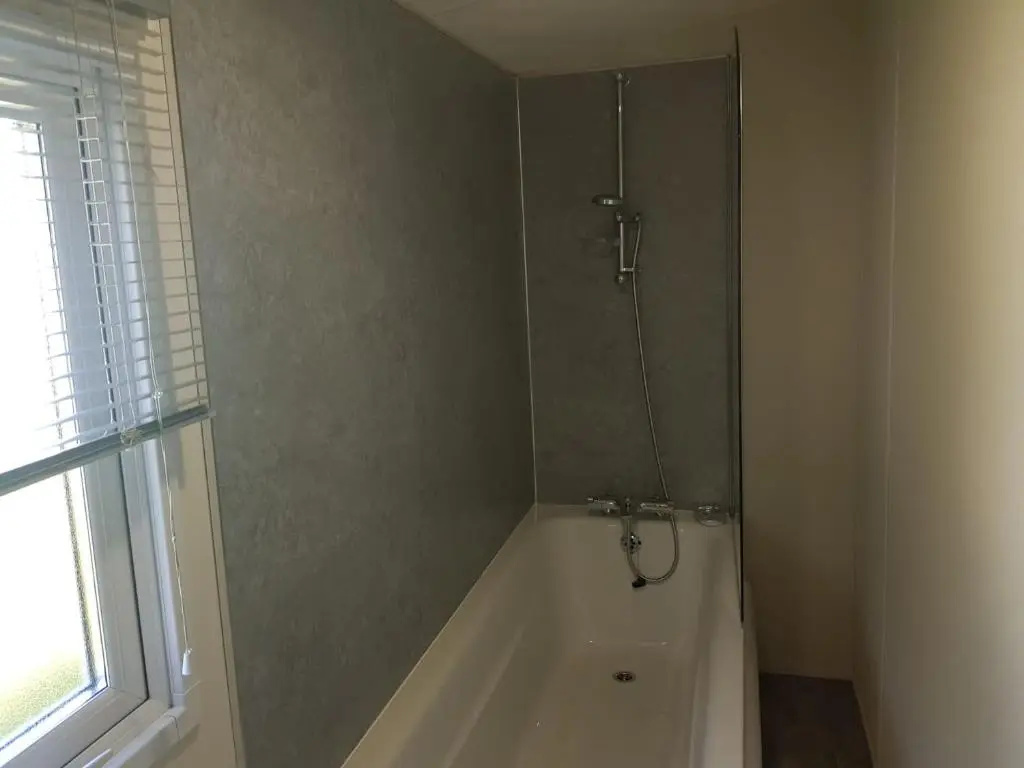 Lodge - Sleeps 8 - Parking, Wifi,