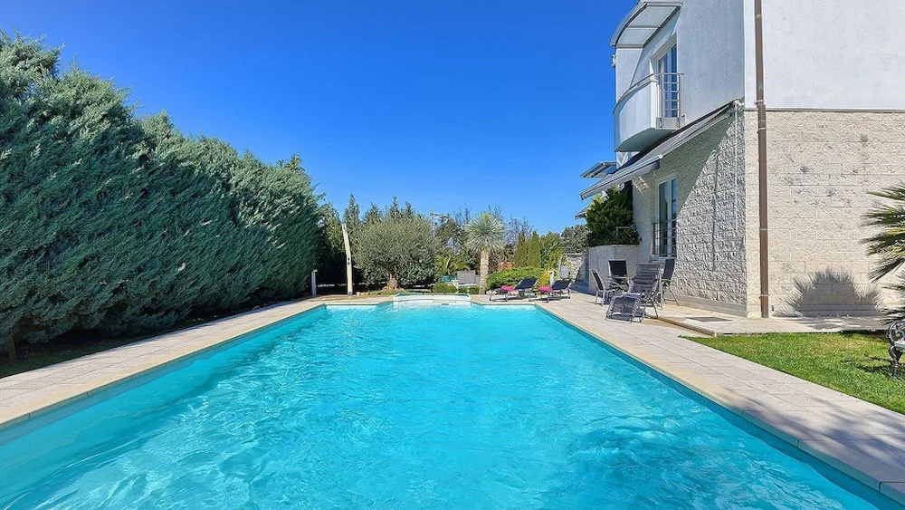 5Bed Villa-Sleeps 10- Pool Parking Near the Sea