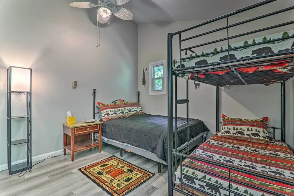 Fire Pit & Community Perks: Blakeslee Cottage!