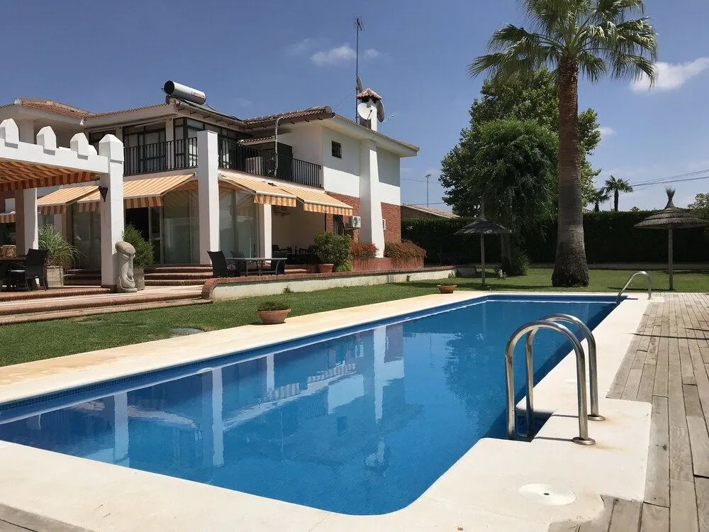 Casa Adelante