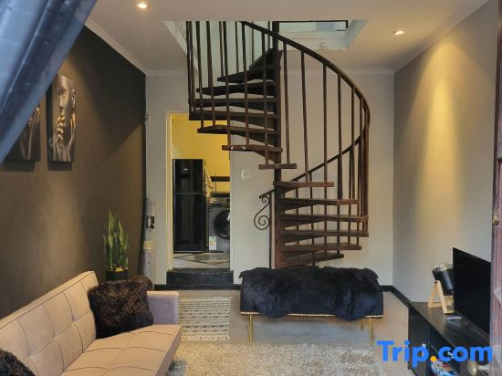 Wonderland Art House 2BR Loft Melville Walk to 7th with Secure Parking