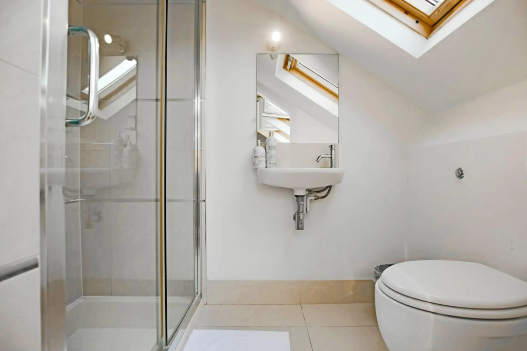 Central House with Pool Table, Smart TV and Free Parking by Yoko Property