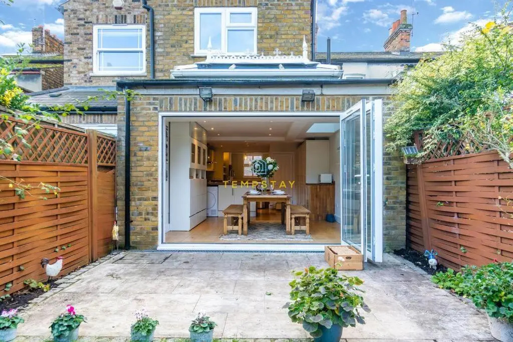 STYLISH 3 BED COTTAGE, WALK 2 ALL SIGHTS & HIGH ST - By Tempstay