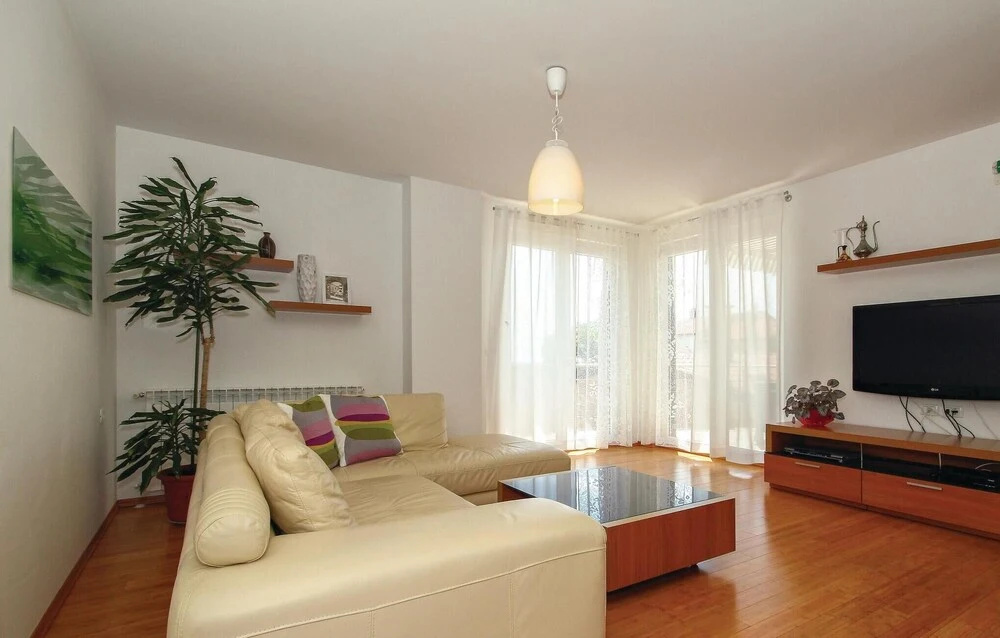 4 Bedroom Awesome Home In Umag
