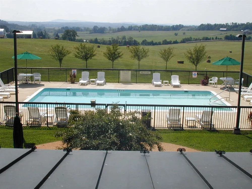 Round Hill Inn