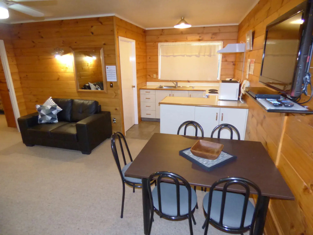 Cedarwood Lakeside Motel & Conference Venue