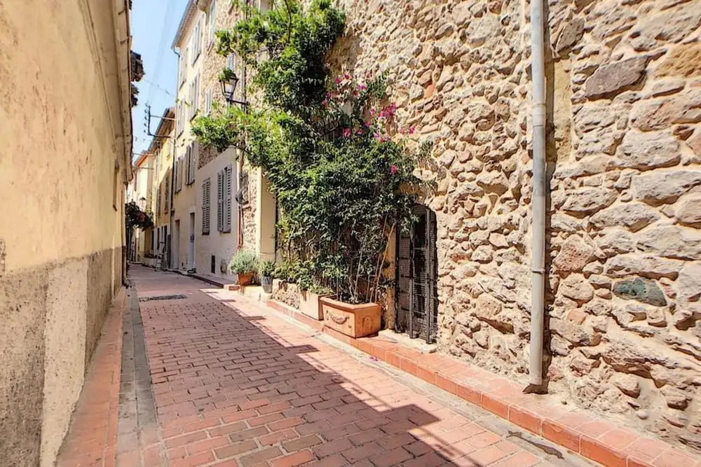 Charming 2 bedroom apartment in the best location, old town of Antibes 301