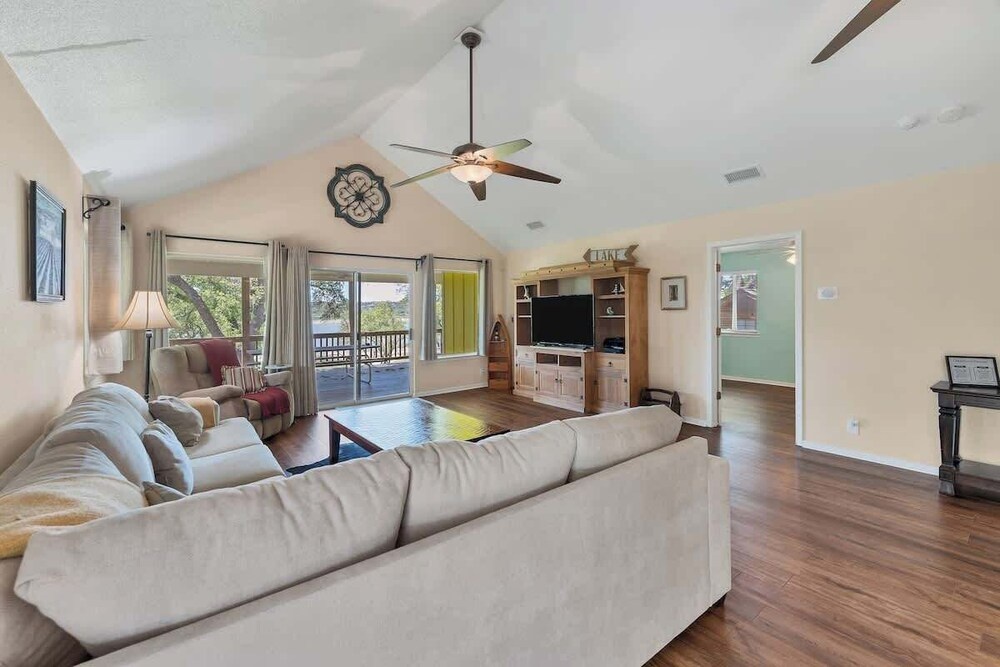 Lakeshore Escapes, on Canyon Lake Waterfront