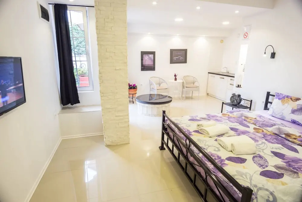 Aloha Apartments with pool