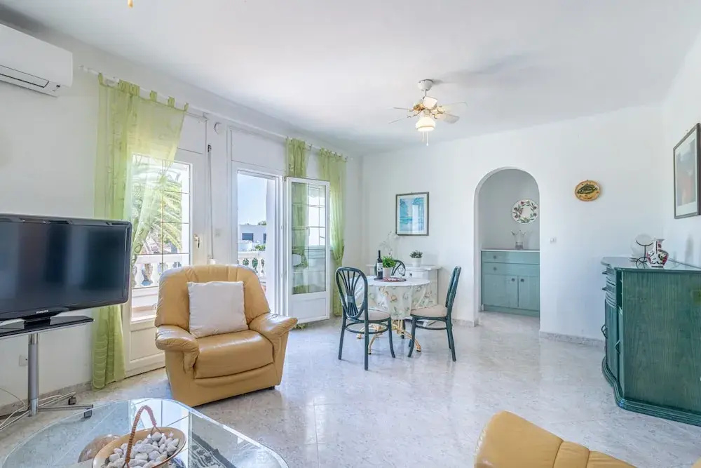 Villa in Empuriabrava With Private Pool & Mooring