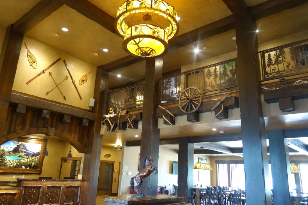 Glacier International Lodge