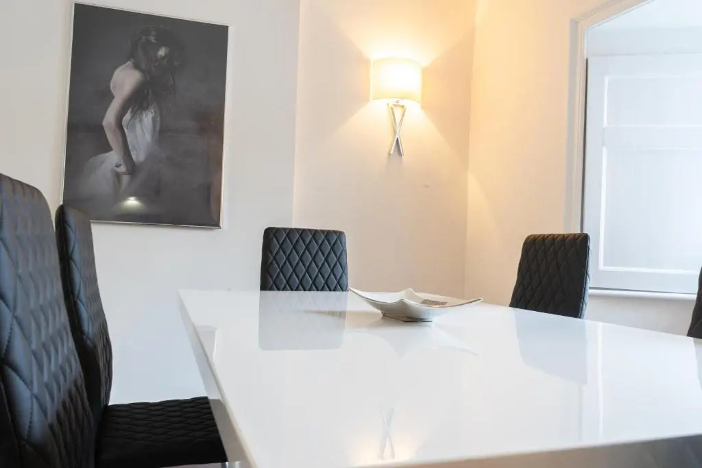 Premiere City Centre Apartment with Gated Parking and Excellent Feedback, Big Double Bedroom, Balcony, Courtyard Garden, Ideal for Long Stays, WFH, Getaways and Ongoing Contracts