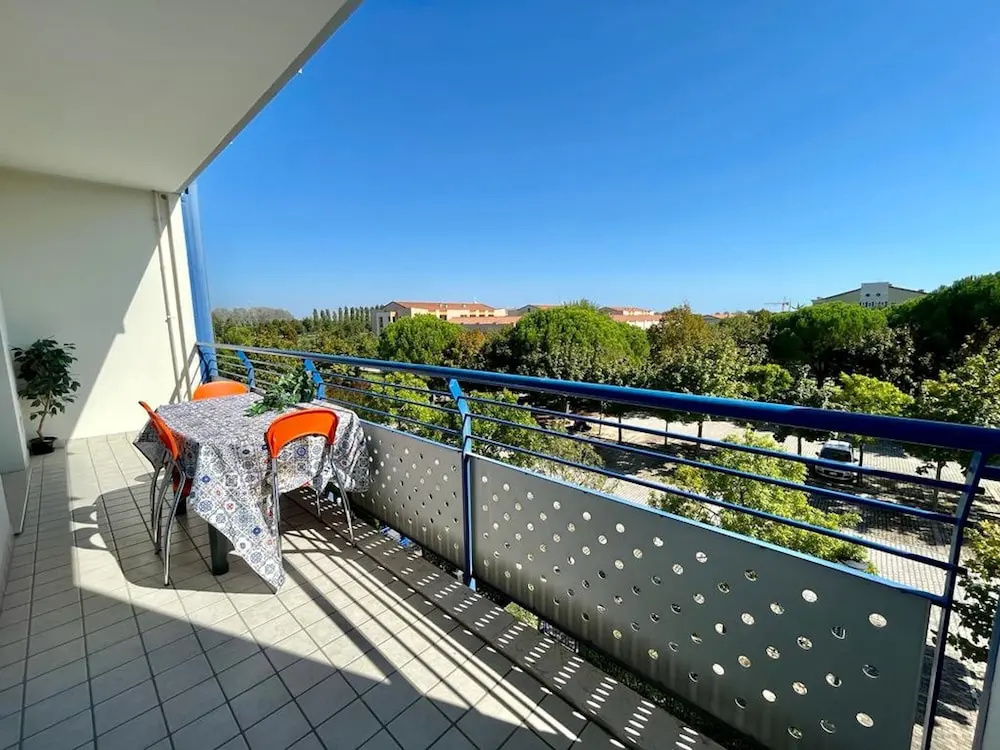 Luminous Flat With Balcony