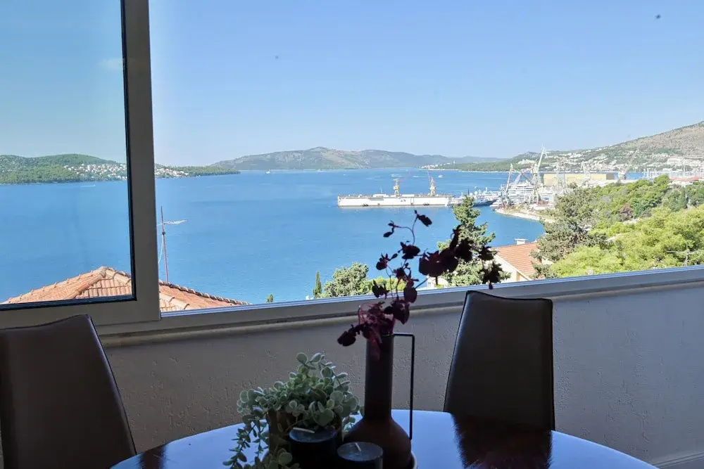 Apartment With Breathtaking sea View