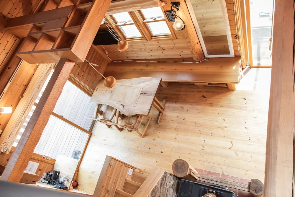 Izu House Luxury Log with Cozy Fireplace