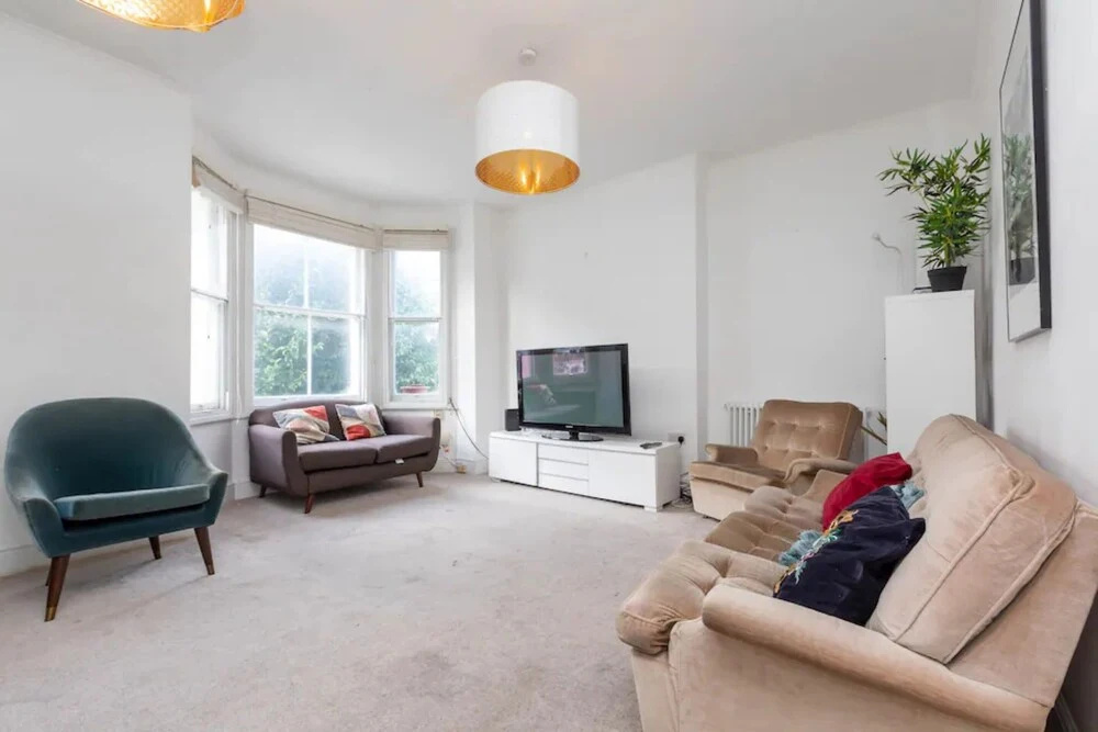 Spacious 5 Bedroom Home in Camden
