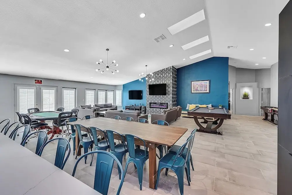 Villa - 8 Bedrms 5 Bths 15 Beds