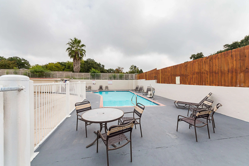 Motel 6-San Antonio, TX - Fiesta Trails