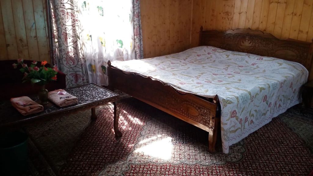 Young Bombay Premium Heritage Houseboat