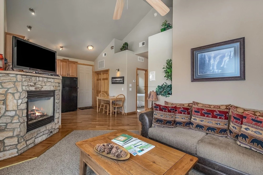 Teepee Mountain 12a 2 Bedroom Condo by RedAwning