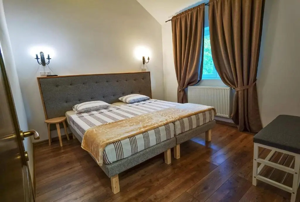 Apartament si camere de inchiriat"CASA DIVERTIS"