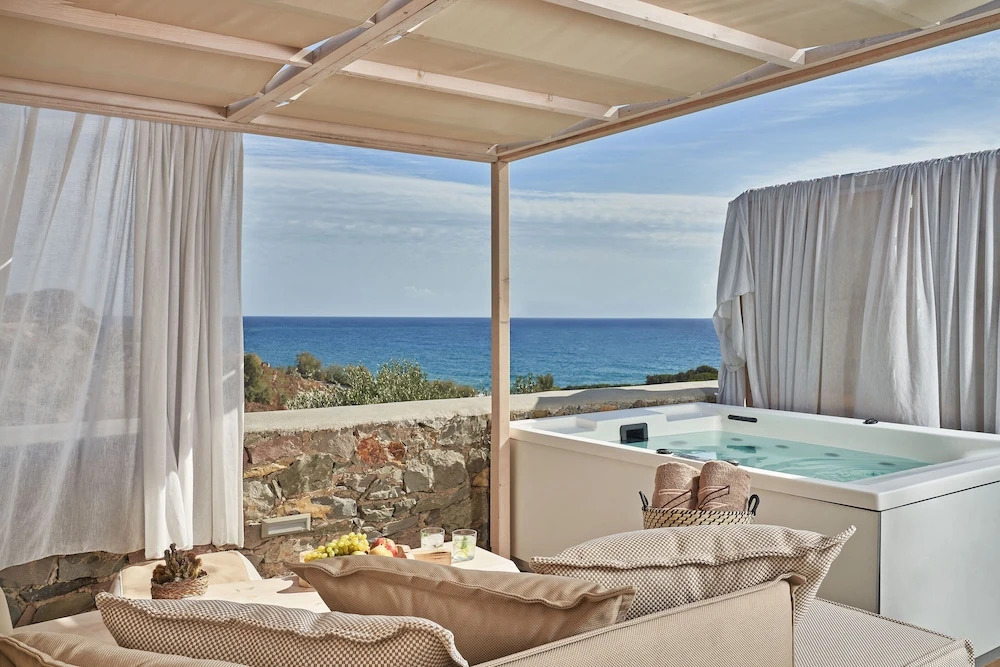 Volcano Luxury Suites Milos - Adults Only