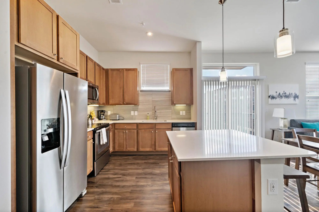 Deep Cleaned Modern 2BR Apt Downtown Location