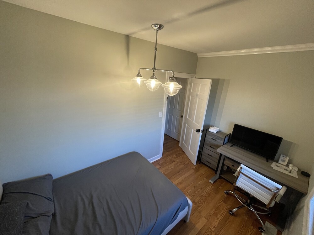 Feel At Home In Flo Bright Welcoming Private Room
