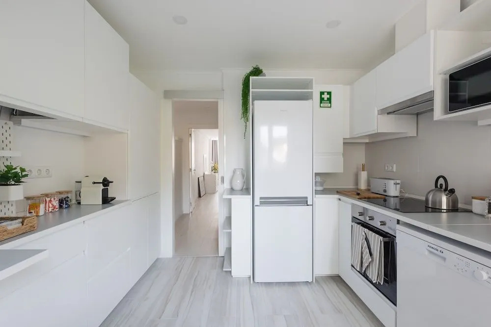 Light-Filled Apt, w/ Free Pick-Up By TimeCooler
