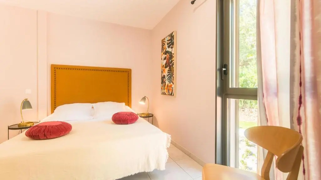 "Le Soleil Levant" avec balcon et parking privé, 2 adultes et 1 enfant