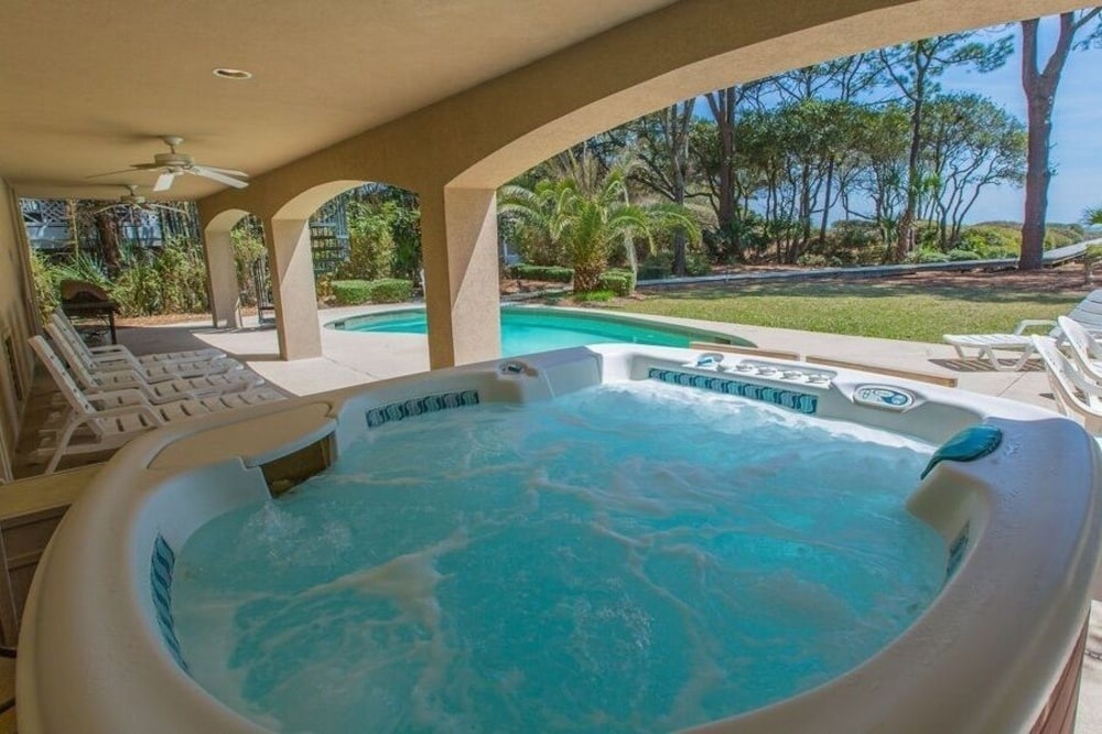All-Suite Oceanfront Oasis W/ Pool & Hot Tub Home