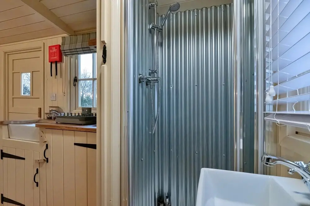 Shepherds Hut Near Cotswolds & Sky Dive Fun