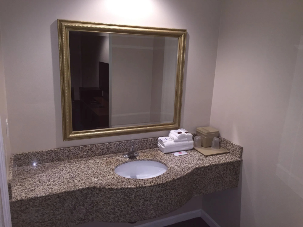 Walnut Inn & Suites West Covina