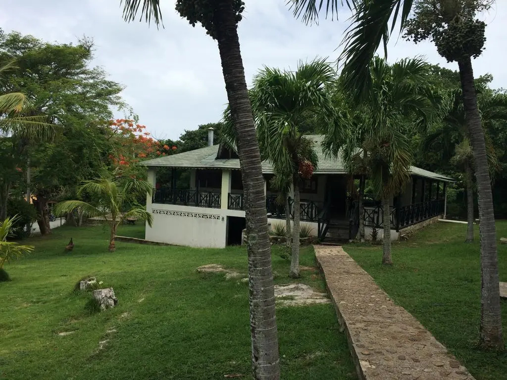 South West Bay Cabañas